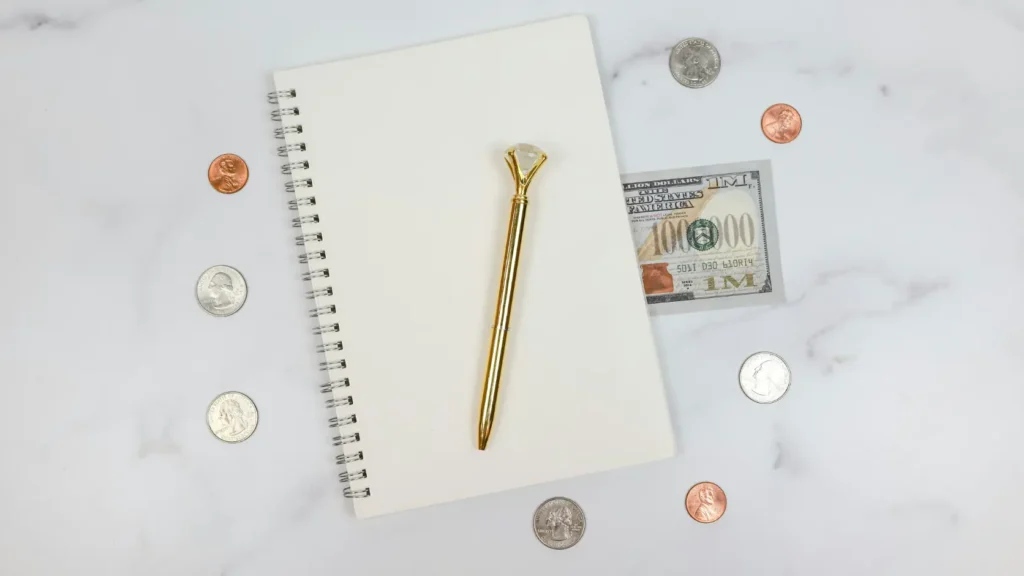 Checklist de boda sobre portapapeles junto a billetes de euro y calculadora para calcular el precio real con todos los costes ocultos incluidos
