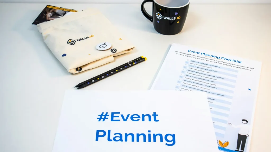 Mesa de coordinación de evento con portapapeles documentos de proveedores y lista de tiempos sin personas visibles, representando la coordinación logística de proveedores de boda el día del evento que requiere un wedding planner o coordinador de día