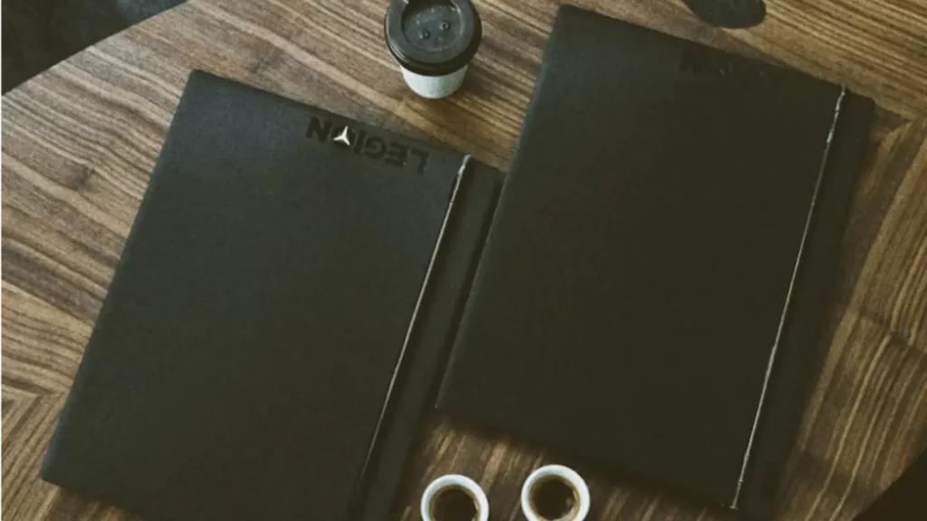 Coordinadora de boda con walkie talkie y carpeta de documentos en sala de preparación sin texto visible, representando la gestión profesional del cronograma y los tiempos colchón para coordinar proveedores el día de la boda