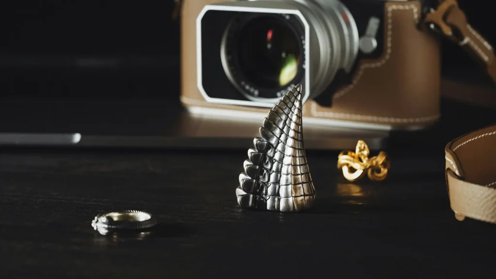 Alianza de platino sobre báscula de precisión en taller de joyero con herramientas gemológicas al fondo, representando la mayor densidad y pureza del platino 950 frente al oro blanco 18k en la comparativa de alianzas de boda