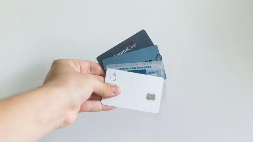 Tarjeta de crédito bancaria junto a una póliza de seguro de viaje sobre fondo oscuro sin texto visible, representando la comparativa entre la cobertura del seguro de tarjeta y un seguro de viaje real para la luna de miel