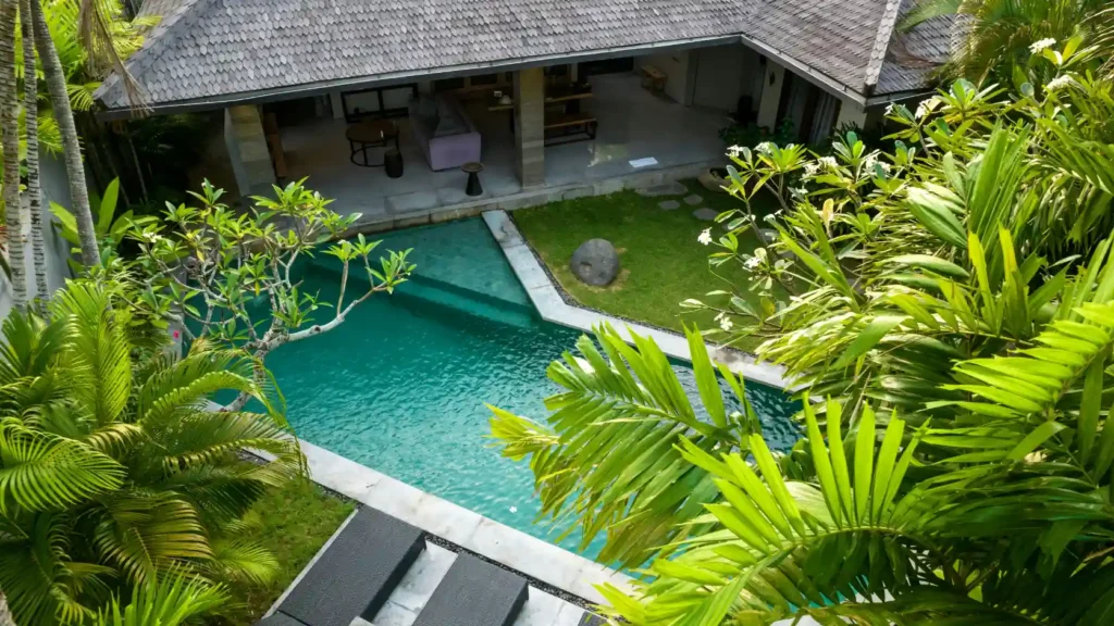 Villa privada con piscina entre arrozales o selva tropical en Bali fotografía arquitectónica sin personas ni texto visible, representando la alternativa más económica e igualmente lujosa a Maldivas para parejas con presupuesto de luna de miel de 4.000 a 8.000 euros